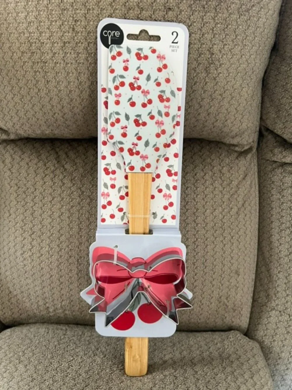 CHERRY SPATULA AND BOW COOKIE CUTTER SET